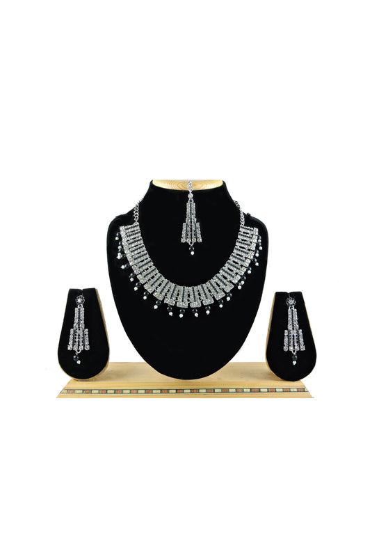 Dazzling Black Color Necklace Set Earrings And Mang Tikka For Women In Alloy Material