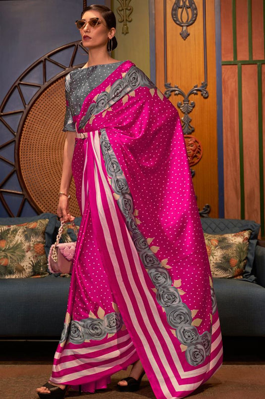 Digital Printed Work On Rani Color Tempting Party Wear Saree In Crepe Fabric